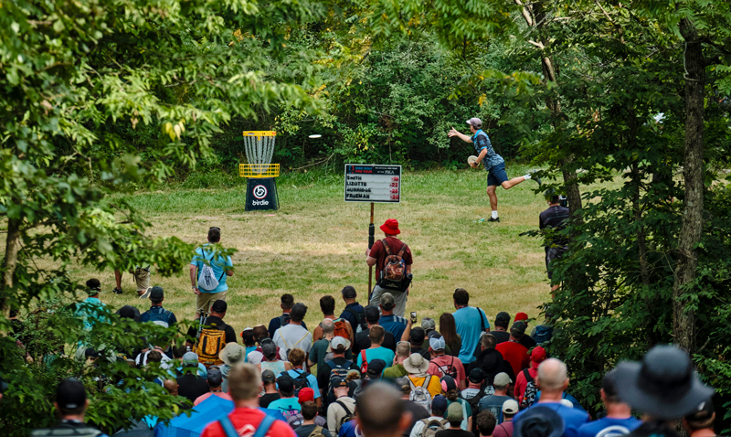 spectators watching disc golfer